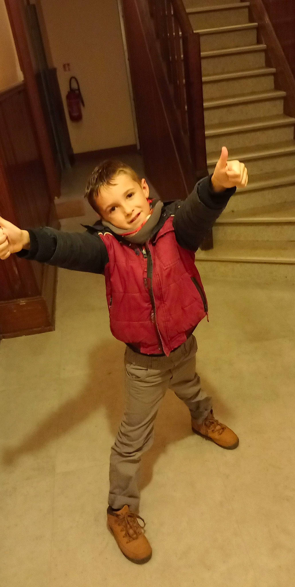 Aloys participe au concours pour gagner de l'argent avec cette photo : child, facial_expression, floor, flooring, fun, gesture, hand, happy, hardwood, human_body, joint, joy, leg, mammal, person, shoulder, sleeve, smile, standing, thumb