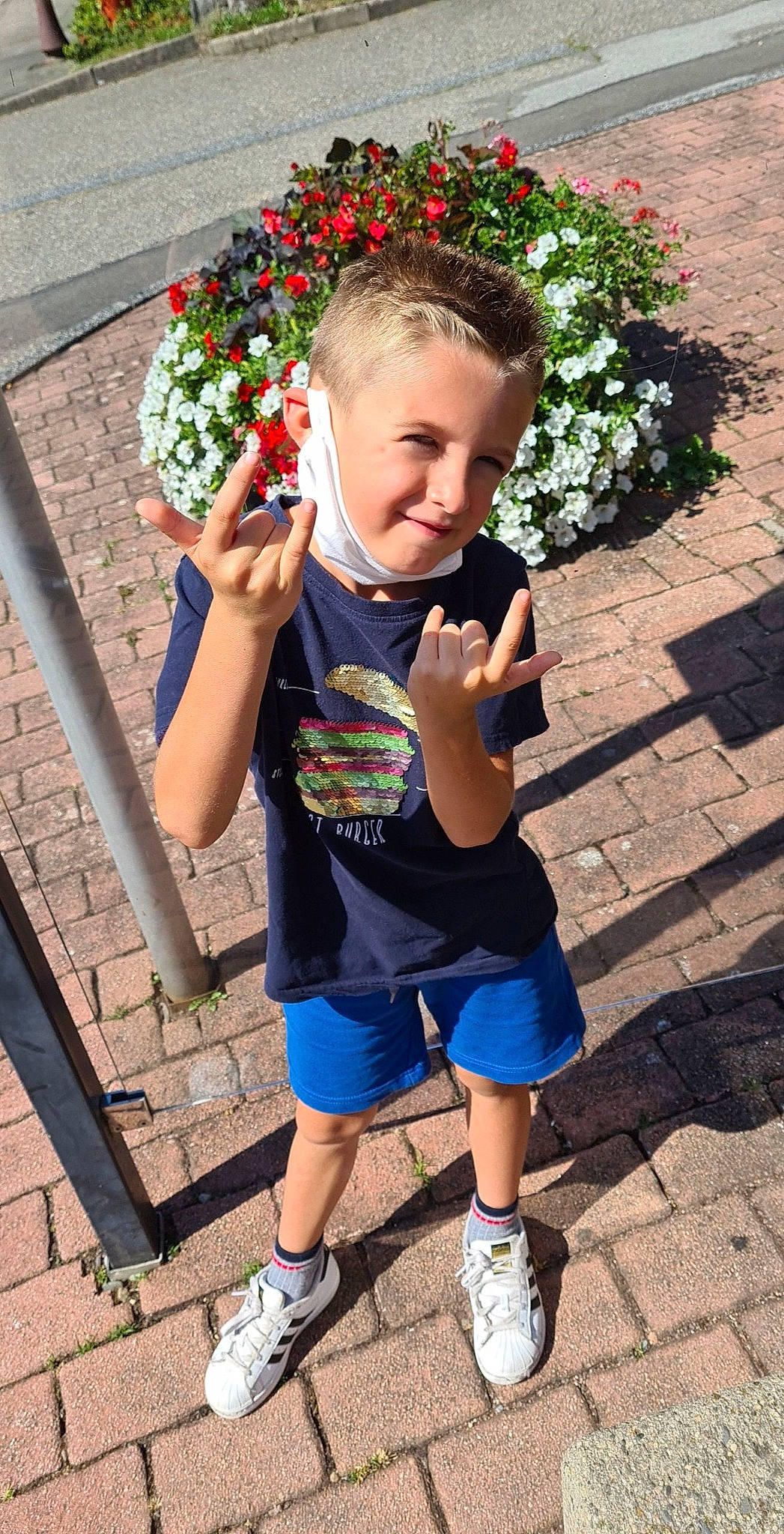 Aloys a rejoint le concours — aidez-le/la à gagner de superbes lots ! face, flower, grass, green, happy, head, joy, leaf, leisure, orange, people, people_in_nature, person, photograph, plant, red, shorts, sleeve, snapshot, summer