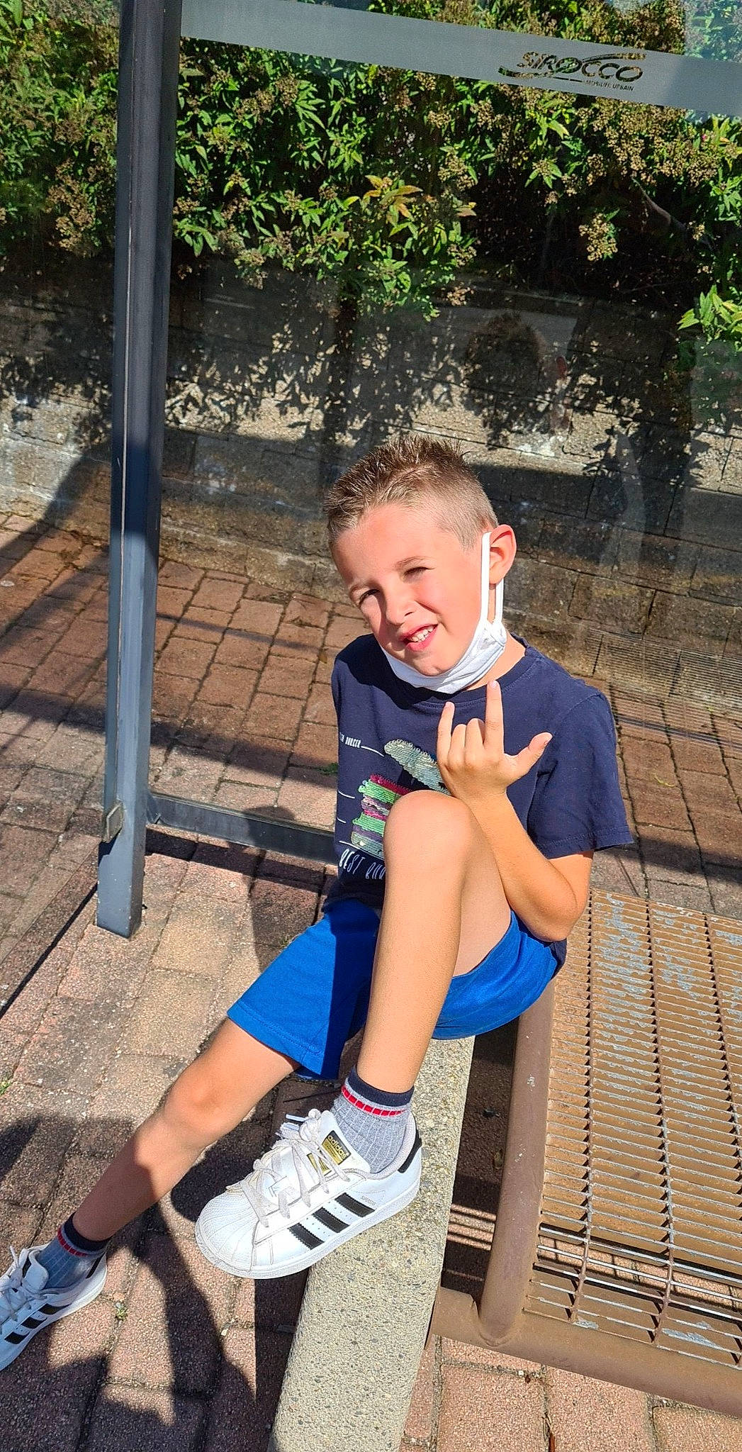 Aloys participe au concours pour gagner de l'argent avec cette photo : electric_blue, eyewear, foot, fun, grass, happy, human_leg, joy, knee, leg, leisure, pattern, person, recreation, shorts, sitting, smile, sock, street_fashion, t_shirt