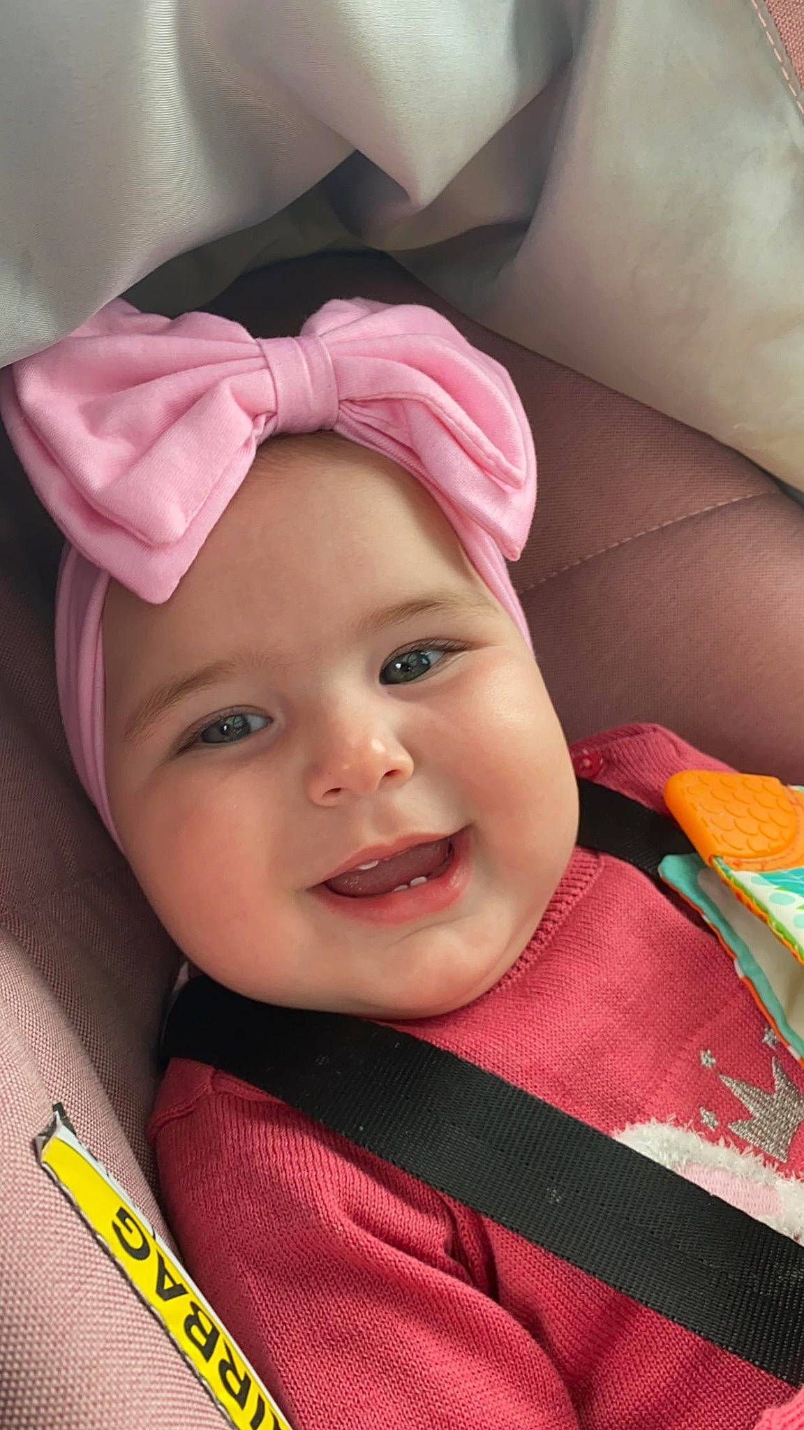 Diane a rejoint le concours — aidez-le/la à gagner de superbes lots ! baby, baby_laughing, baby_toddler_clothing, cap, cheek, chin, cool, eye, eyebrow, fun, happy, headgear, headwear, joy, lip, magenta, mouth, nose, person, pink