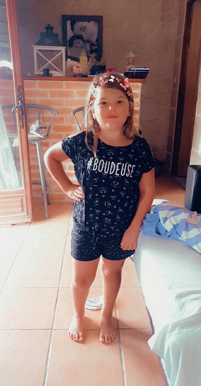 Adixia a rejoint le concours — aidez-le/la à gagner de superbes lots ! barefoot, black_hair, day_dress, electric_blue, fashion_design, flooring, fun, hairstyle, happy, headwear, human_leg, joint, knee, leg, long_hair, neck, person, shoulder, sleeve, t_shirt