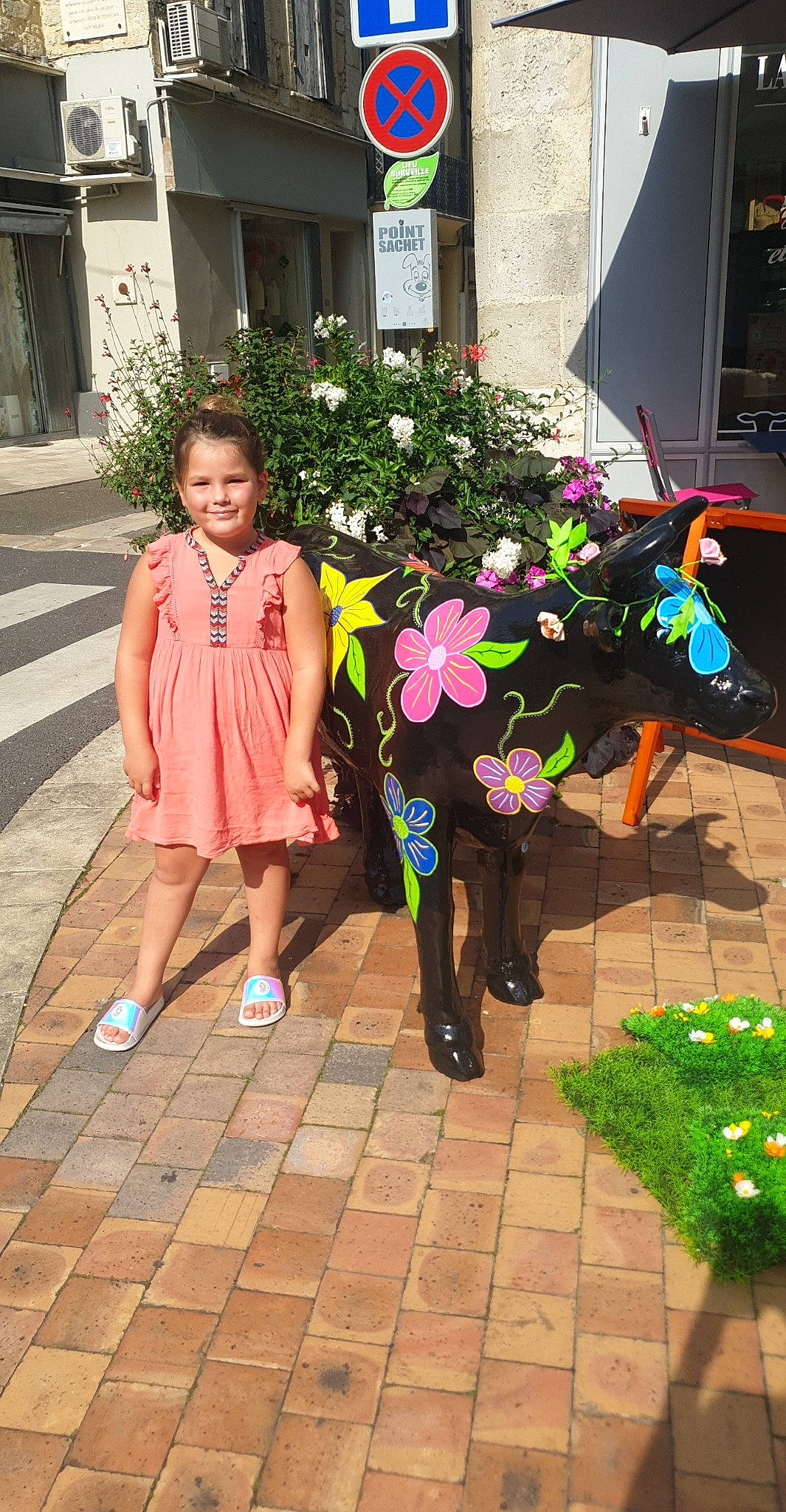 Adixia participe au concours pour gagner de l'argent avec cette photo : beauty, flower, flower_arranging, fun, grass, green, human_leg, human_settlement, joy, leaf, leisure, morning, person, petal, pink, plant, public_space, standing, summer, temple