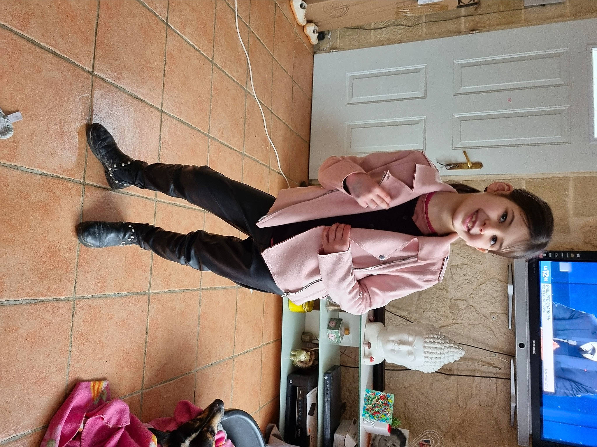 Inayha a rejoint le concours — aidez-le/la à gagner de superbes lots ! backpack, bag, cool, costume, eyewear, flooring, fun, happy, joy, luggage_and_bags, person, room, shoe, sitting, smile, walking_shoe