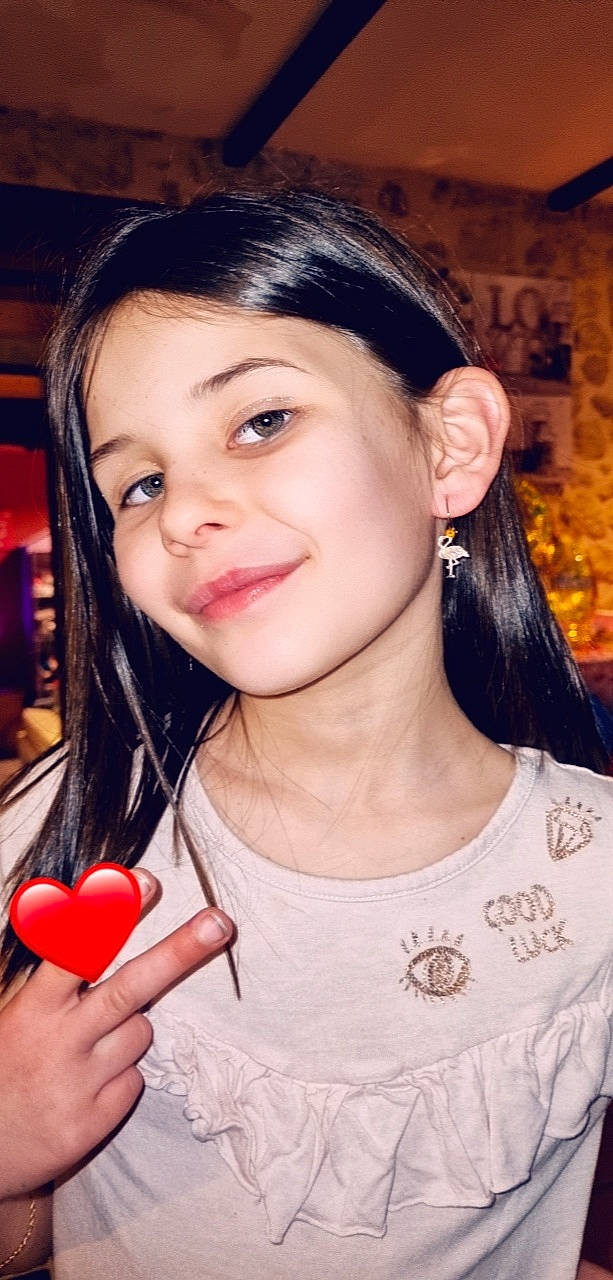 Inayha participe au concours pour gagner de l'argent avec cette photo : bangs, black_hair, cheek, chin, eyebrow, eyelash, facial_expression, flash_photography, forehead, fruit, gesture, happy, joy, lip, neck, nose, person, red, skin, smile