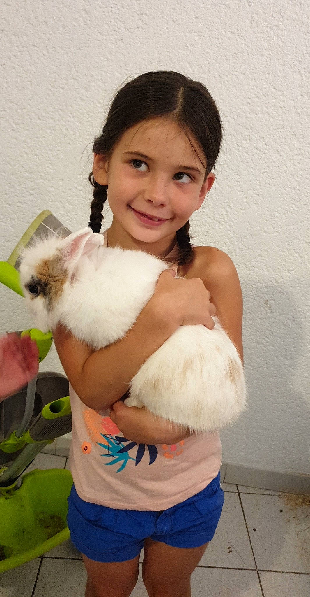 Inayha participe au concours pour gagner de l'argent avec cette photo : abdomen, arm, cat, chest, companion_dog, eye, fawn, felidae, flash_photography, fur, hair, happy, head, joy, neck, person, skin, small_to_medium_sized_cats, smile, trunk