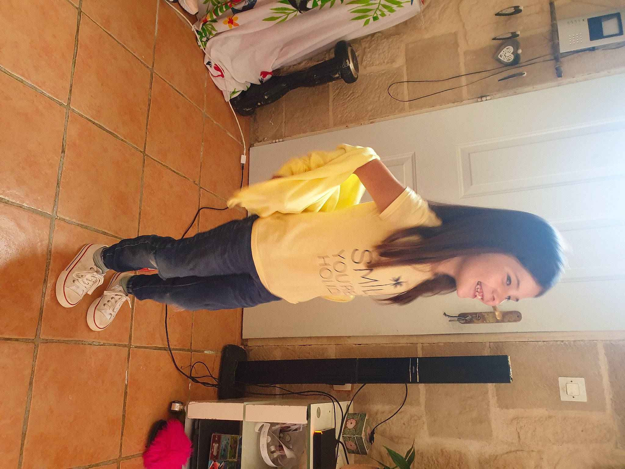 Inayha participe au concours pour gagner de l'argent avec cette photo : cabinetry, ceiling, elbow, electrical_supply, electrical_wiring, floor, flooring, hardwood, hat, home_appliance, houseplant, human_leg, joy, kitchen_appliance, knee, outdoor_shoe, person, plant, room, t_shirt