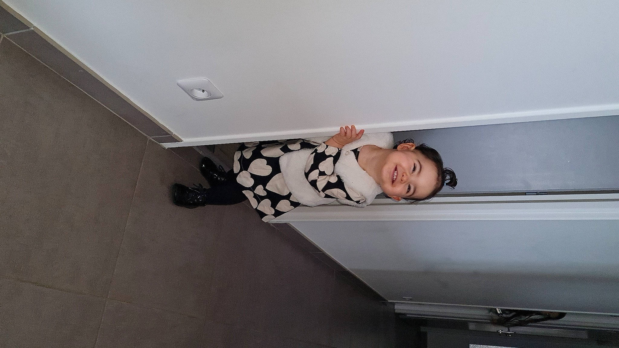 Lyne participe au concours pour gagner de l'argent avec cette photo : ceiling, comfort, elbow, floor, flooring, fun, handrail, hardwood, human_leg, joy, person, plaster, room, sitting, stairs, wood