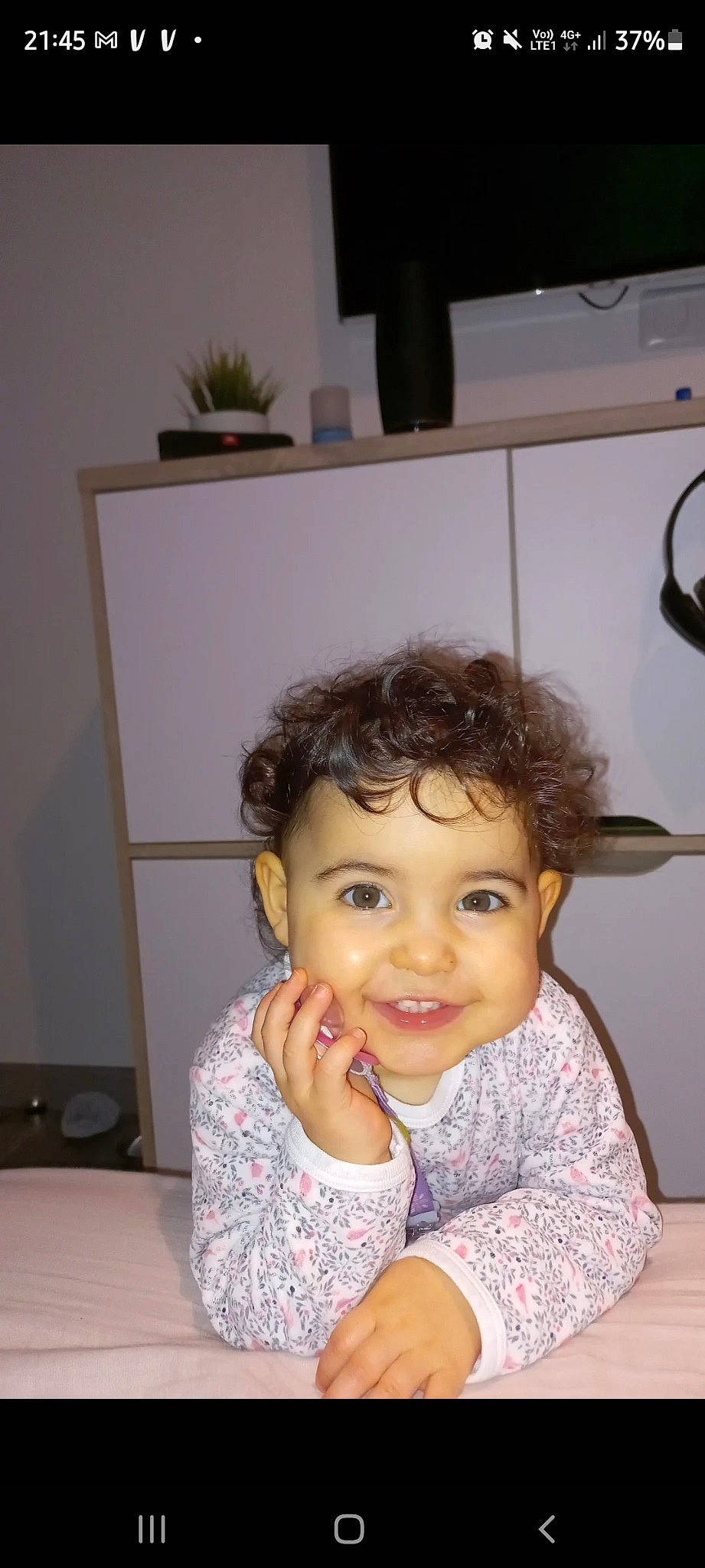 Lyne a rejoint le concours — aidez-le/la à gagner de superbes lots ! arm, cheek, ear, eye, eyebrow, eyelash, forehead, gesture, happy, human_body, iris, jaw, joy, lip, mouth, neck, nose, person, plant, skin