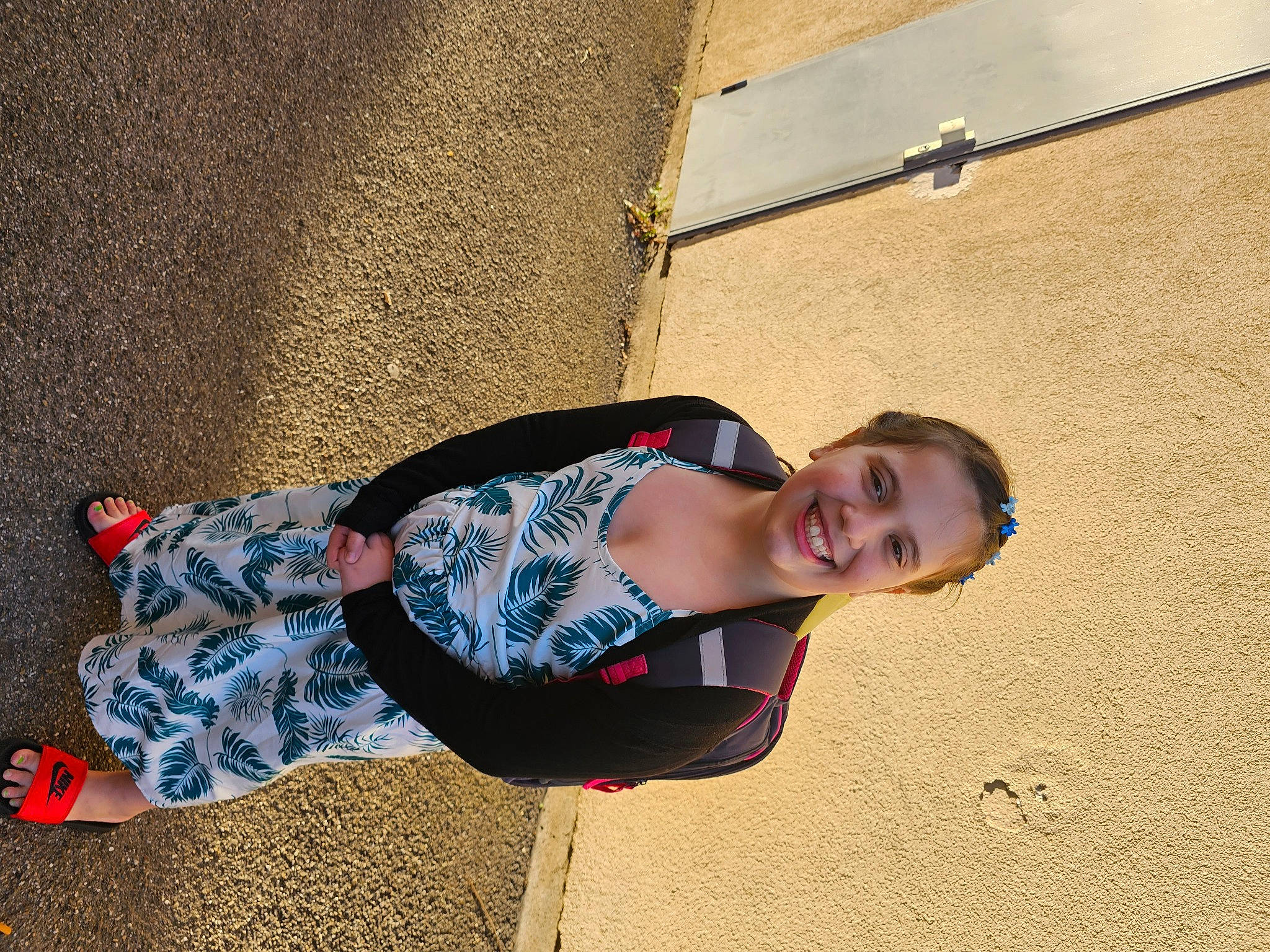 Kelya a rejoint le concours — aidez-le/la à gagner de superbes lots ! asphalt, child, concrete, denim, electric_blue, flooring, fun, happy, human_leg, joy, leisure, pattern, person, road_surface, shadow, sitting, smile, thigh, toddler, trunk