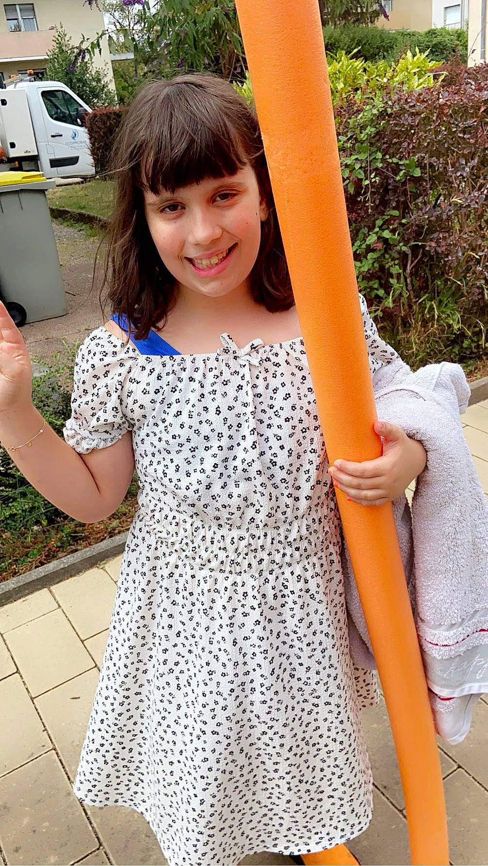 Kelya a rejoint le concours — aidez-le/la à gagner de superbes lots ! child, day_dress, dress, fun, grass, happy, human_body, joy, leisure, pattern, people_in_nature, person, plant, product, recreation, sleeve, smile, textile, tree, truck