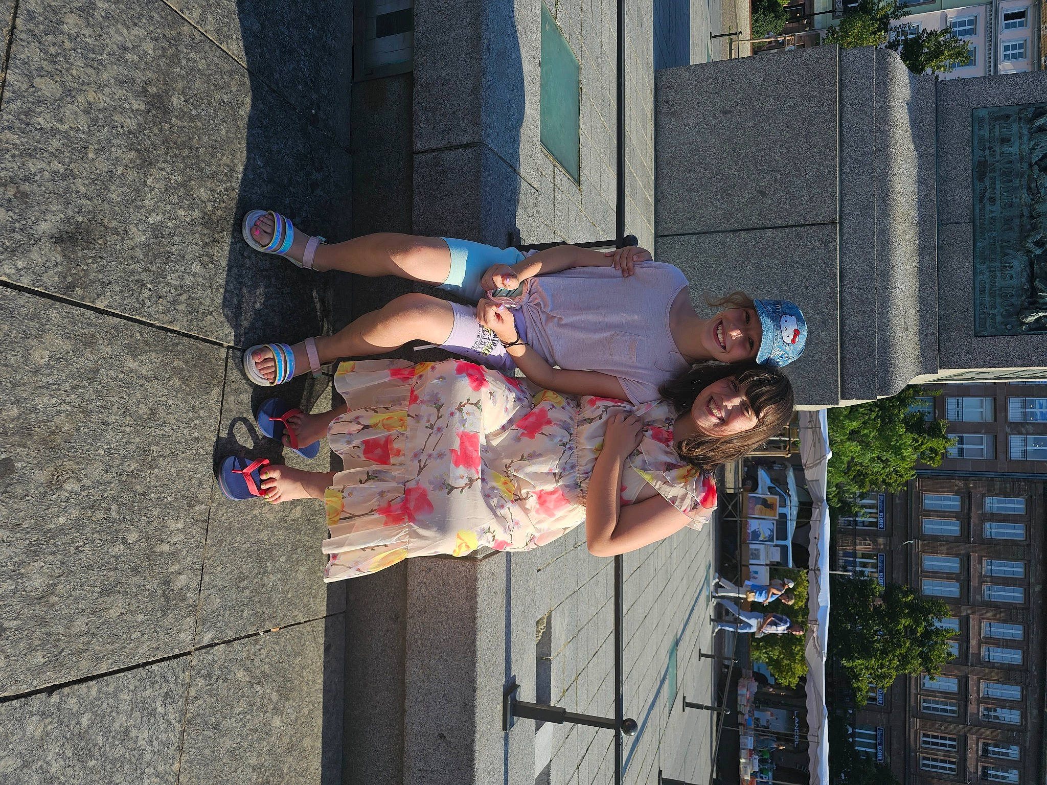 Kelya participe au concours pour gagner de l'argent avec cette photo : building, city, electric_blue, facade, fun, headwear, human_leg, human_settlement, joy, leisure, pedestrian, person, public_space, recreation, road, sidewalk, smile, street, thigh, town