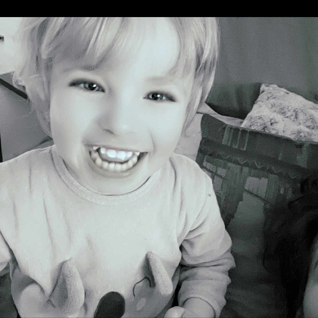 Sacha a rejoint le concours — aidez-le/la à gagner de superbes lots ! accessories, baby, bodypart, earring, face, finger, hand, happy, head, indoors, jewelry, laughing, mouth, necklace, person, photography, portrait, selfie, smile, teeth