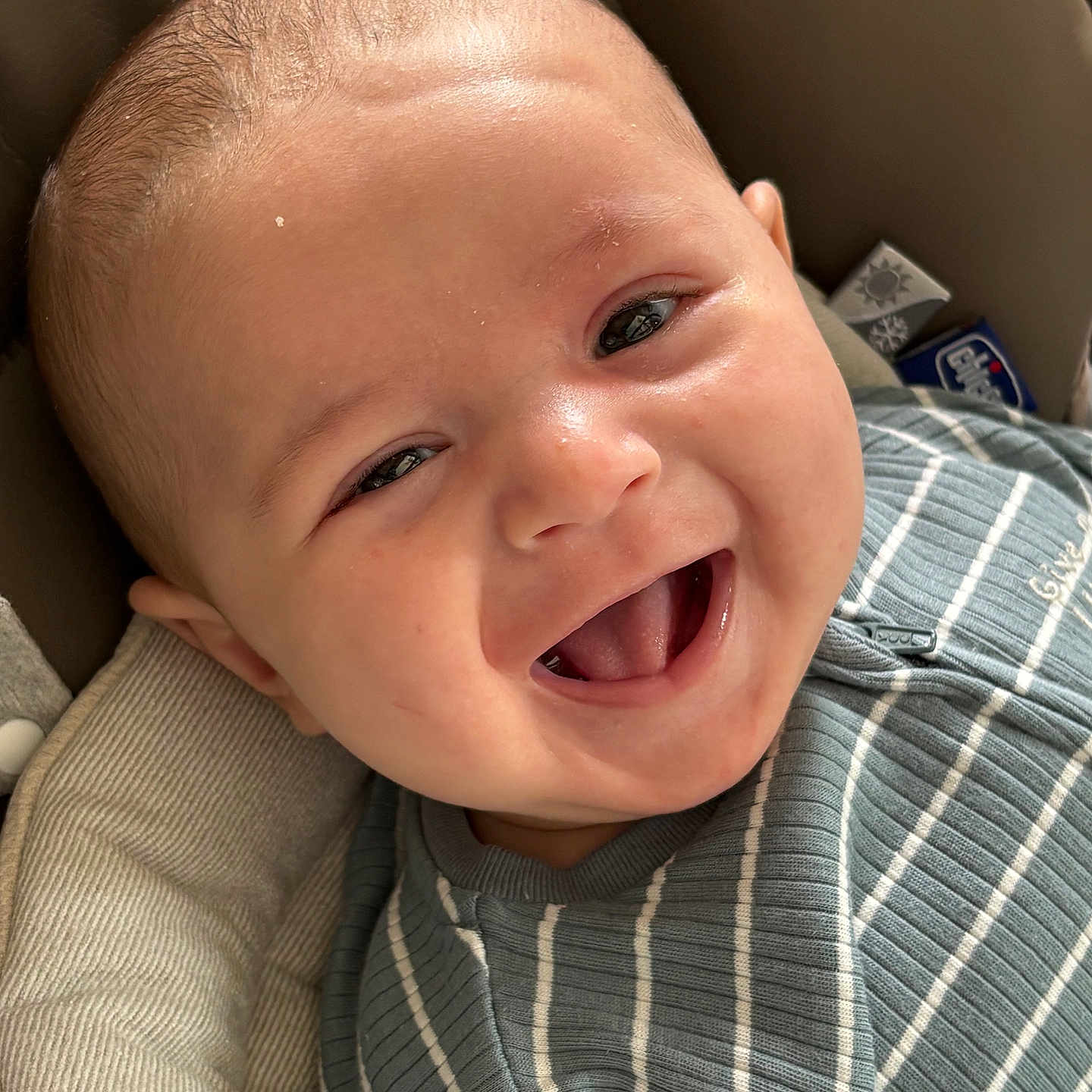 Louis a rejoint le concours — aidez-le/la à gagner de superbes lots ! baby, baby_clothes, child, closeup, cushion, cute, eyes, face, happy, head, infant, joyful, mouth, person, portrait, seat, skin, smile, striped_clothing, young