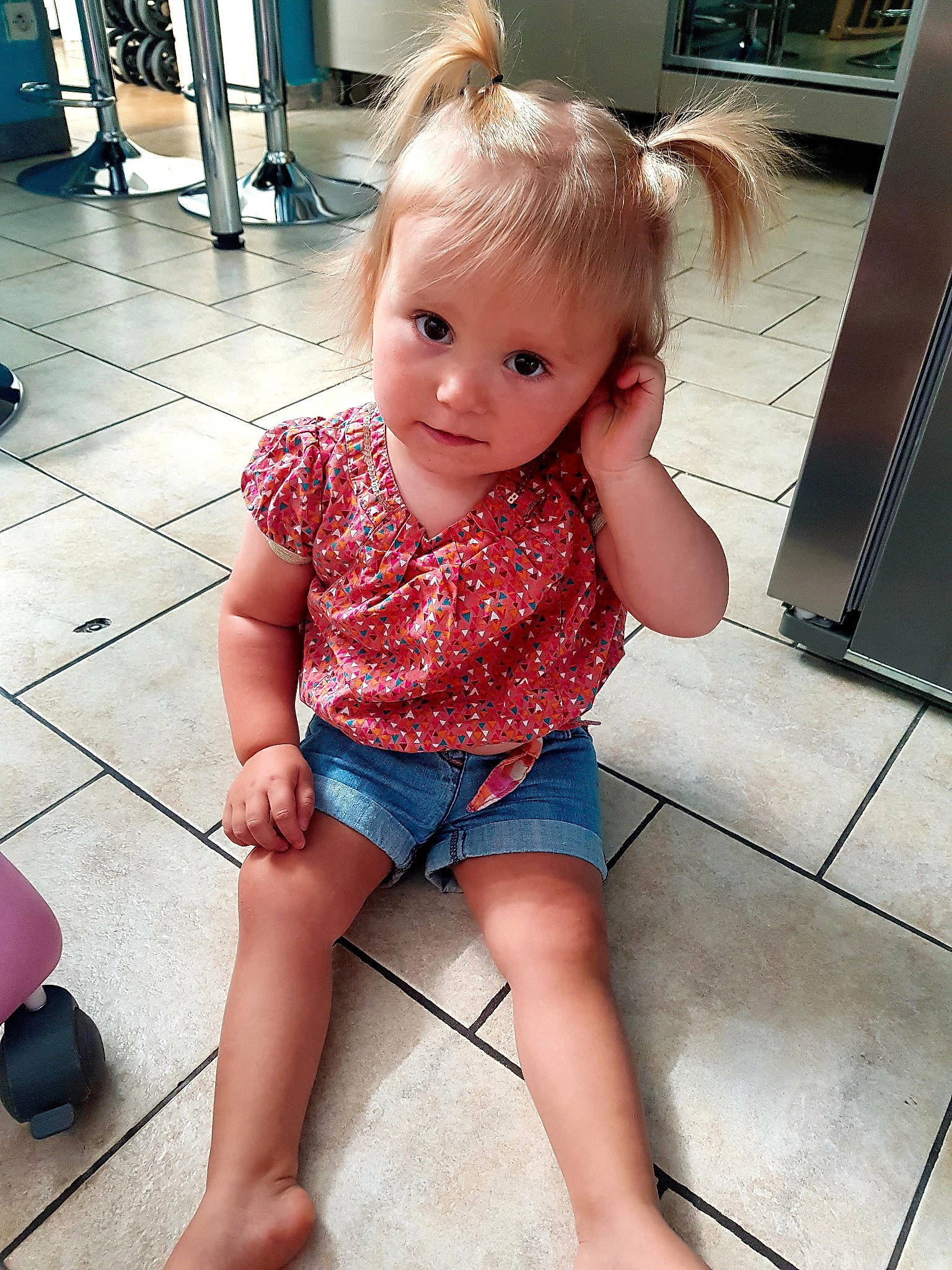 Mélina a rejoint le concours — aidez-le/la à gagner de superbes lots ! baby, baby_toddler_clothing, blond, cheek, child, floor, flooring, foot, hairstyle, happy, human_leg, joint, knee, leg, leisure, person, shoulder, sitting, skin, thigh