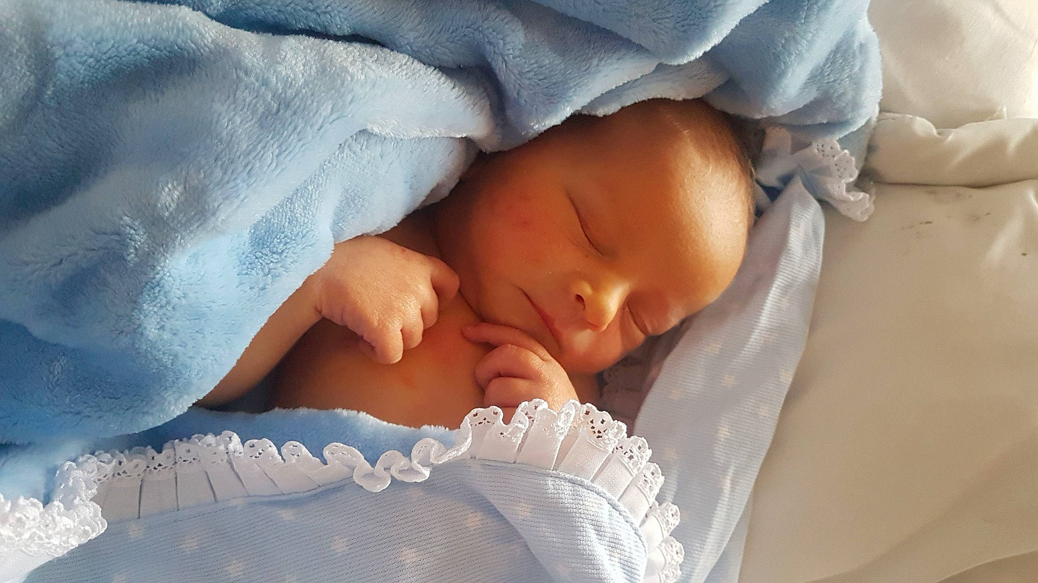 Klaus-matisse a rejoint le concours — aidez-le/la à gagner de superbes lots ! baby, baby_sleeping, bedding, bedtime, blanket, child, comfort, linens, nap, person, skin, sleep, toddler