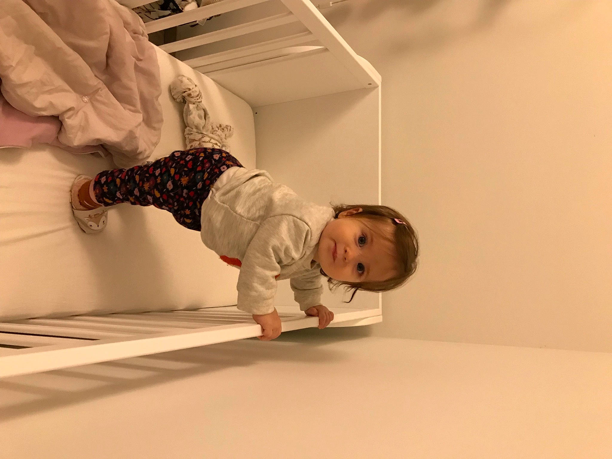 Aliette participe au concours pour gagner de l'argent avec cette photo : baby, baby_toddler_clothing, ceiling, comfort, crawling, floor, flooring, foot, fun, happy, hardwood, human_body, human_leg, knee, leg, person, sitting, sleeve, toddler, wood