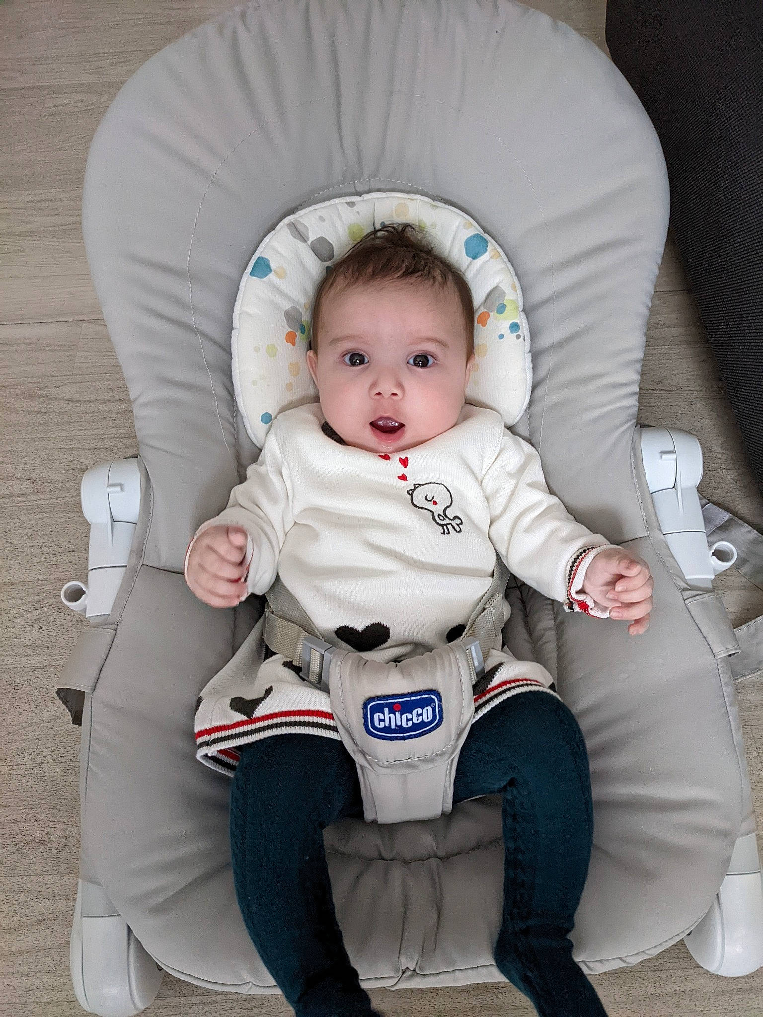 Hanaé participe au concours pour gagner de l'argent avec cette photo : auto_part, baby, baby_carriage, baby_in_car_seat, baby_products, baby_safety, baby_sleeping, baby_toddler_clothing, car_seat, chair, cheek, child, comfort, knee, lap, person, personal_protective_equipment, sitting, thigh, toddler