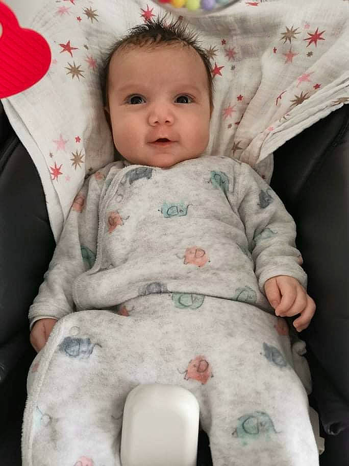 Hanaé a rejoint le concours — aidez-le/la à gagner de superbes lots ! baby, baby_toddler_clothing, cheek, child, comfort, eye, eyebrow, face, happy, head, iris, linens, lip, nose, person, pink, skin, sleeve, textile, toddler