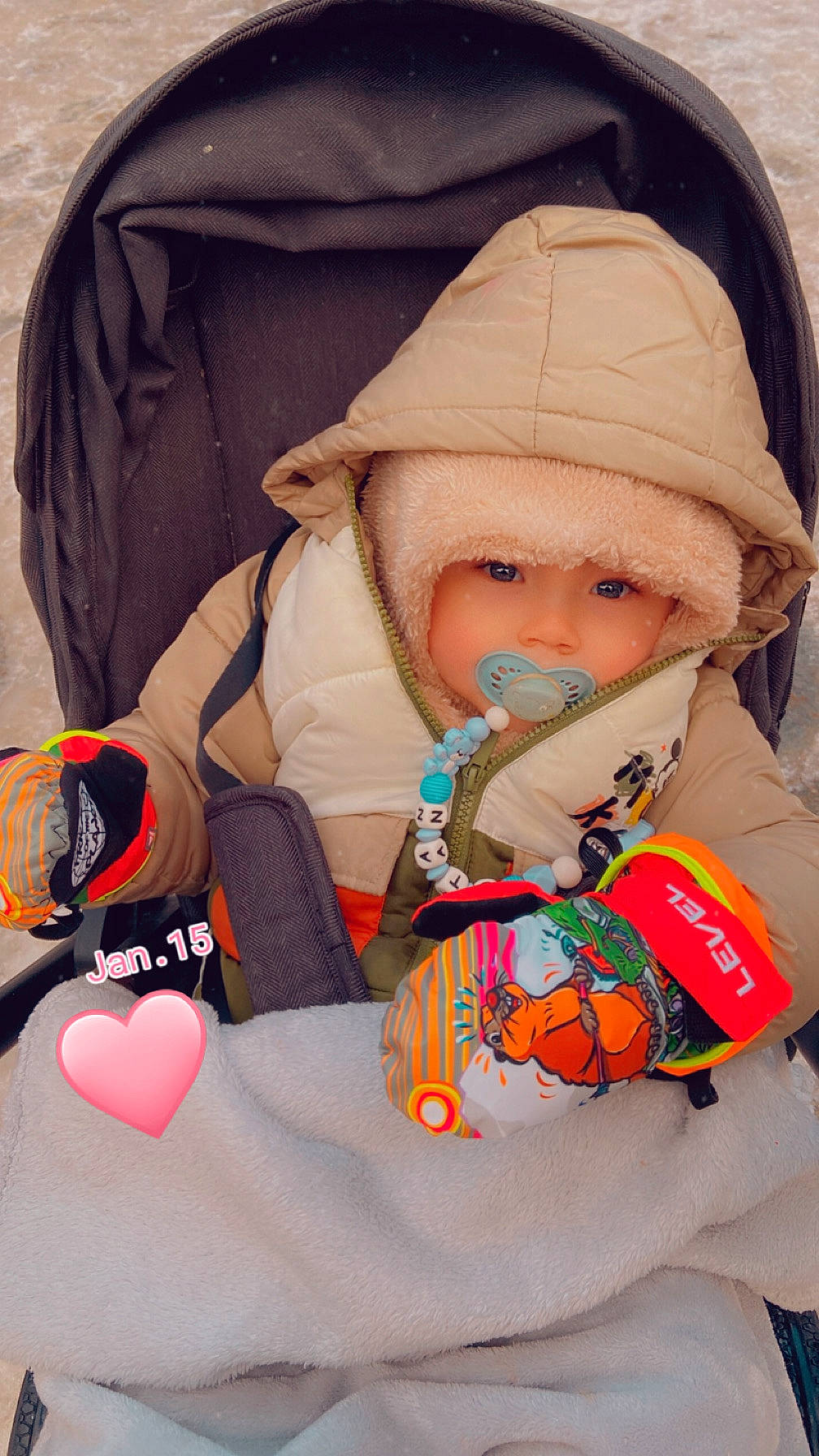 Stanyslas participe au concours pour gagner de l'argent avec cette photo : baby, baby_carriage, baby_products, baby_sleeping, baby_toddler_clothing, bag, cheek, child, comfort, fun, headwear, luggage_and_bags, orange, pattern, person, personal_protective_equipment, product, sitting, stuffed_toy, textile