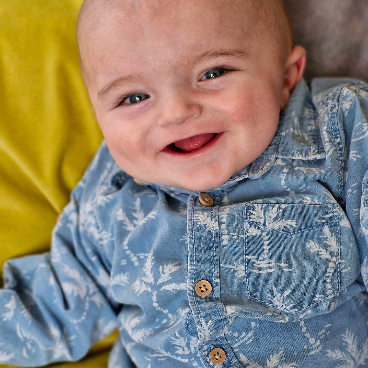 Gabriel a rejoint le concours — aidez-le/la à gagner de superbes lots ! baby, babylaughing, blonde, clothing, couch, face, furniture, hair, happy, head, jeans, laughing, newborn, pajamas, pants, person, photography, portrait, shirt, smile