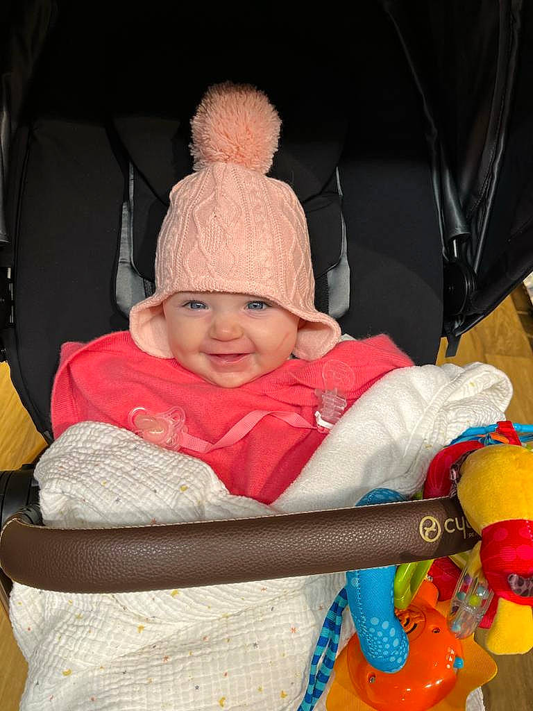 Anna a rejoint le concours — aidez-le/la à gagner de superbes lots ! baby, baby_carriage, baby_products, baby_toddler_clothing, beanie, cap, car_seat, cheek, child, comfort, event, fun, happy, headwear, knit_cap, leisure, person, sitting, skin, smile