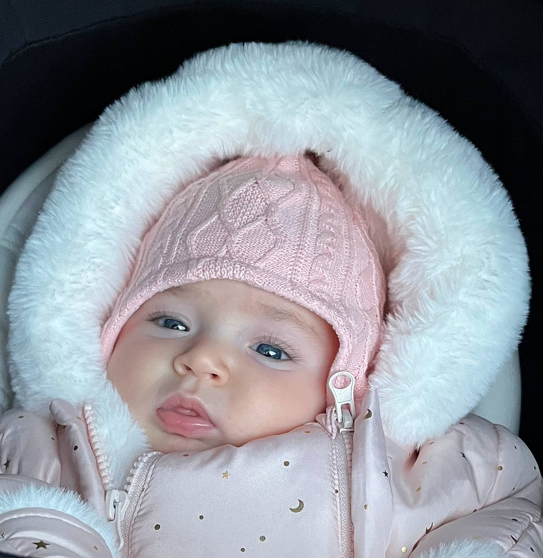 Anna a rejoint le concours — aidez-le/la à gagner de superbes lots ! baby, baby_toddler_clothing, beanie, bonnet, cap, cheek, child, comfort, eye, fashion_accessory, fur, headgear, headwear, hood, knit_cap, lip, person, skin, toddler, winter