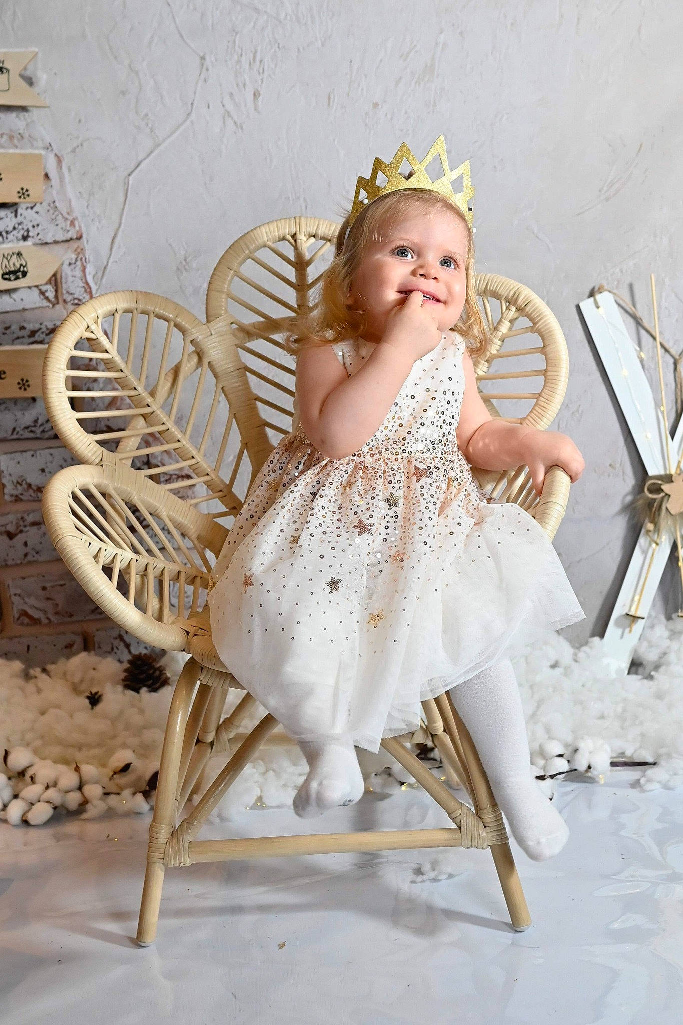 Tiffany participe au concours pour gagner de l'argent avec cette photo : baby_toddler_clothing, blond, bridal_accessory, chair, child, costume, embellishment, event, eye, fashion_accessory, fashion_design, flash_photography, fun, hair_accessory, happy, headpiece, jewellery, joy, person, sitting