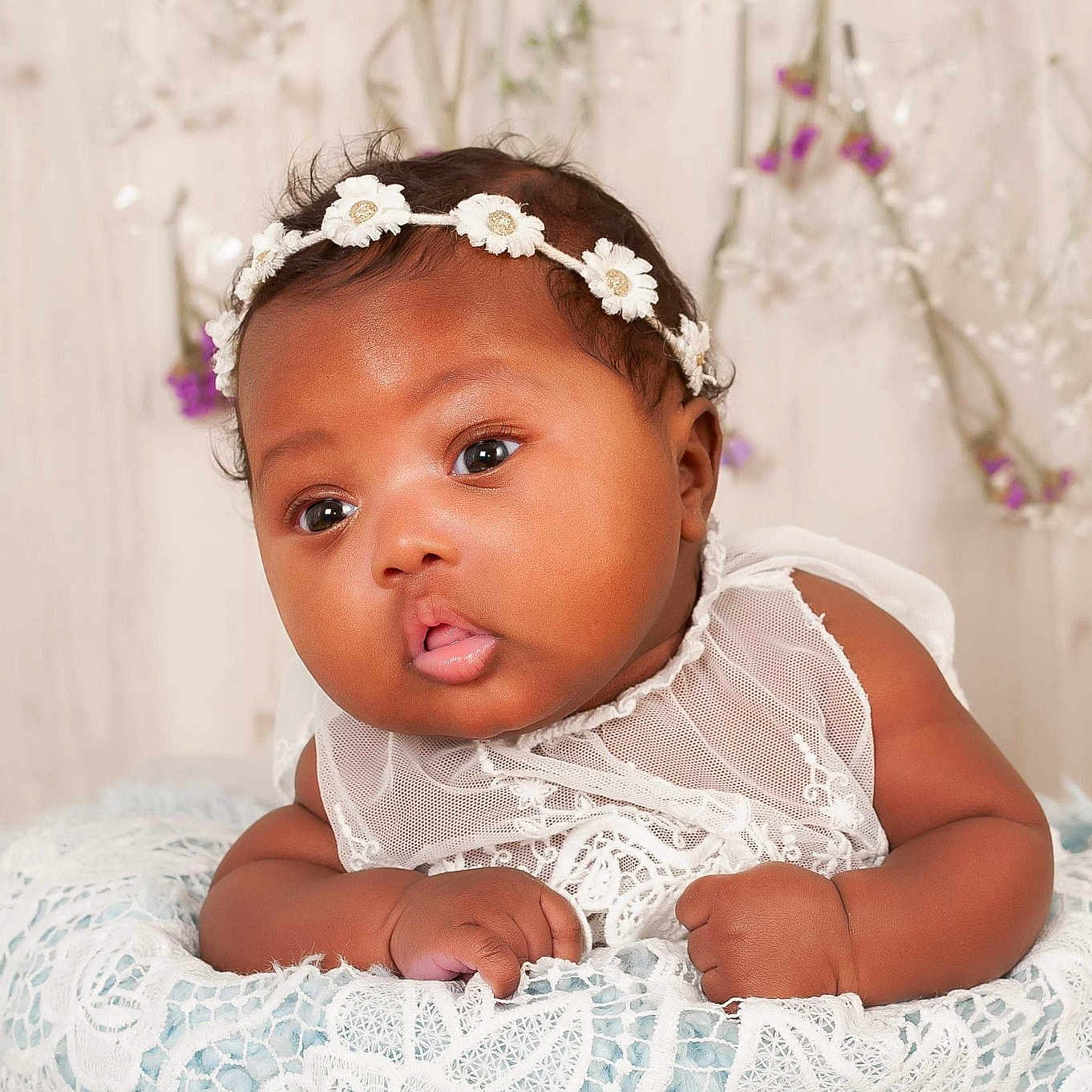 Alanya participe au concours pour gagner de l'argent avec cette photo : child, girl, hair_accessory, headband, headgear, headpiece, infant, jewellery, person, toddler