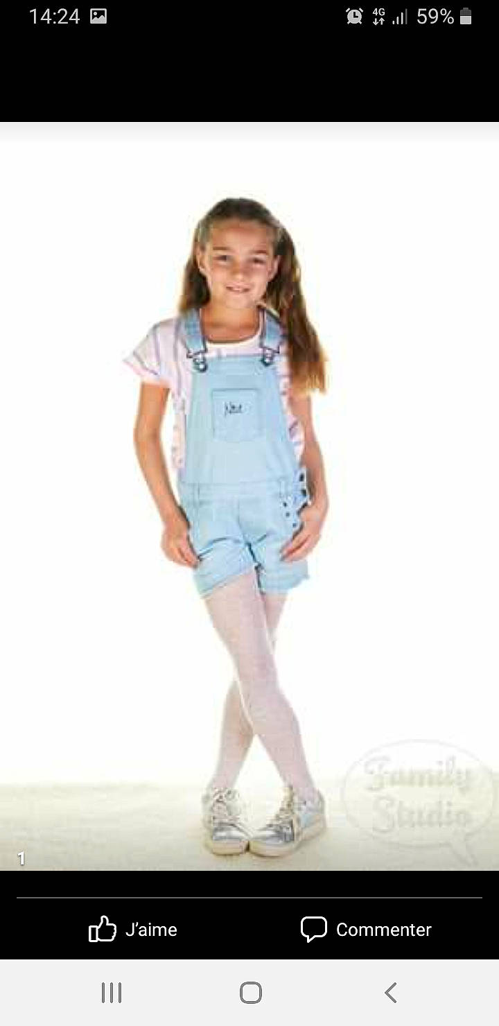 Sara a rejoint le concours — aidez-le/la à gagner de superbes lots ! blazer, collar, denim, dress_shirt, electric_blue, face, fashion_design, formal_wear, gesture, happy, jeans, joy, knee, pattern, person, shirt, sleeve, sleeveless_shirt, street_fashion, t_shirt