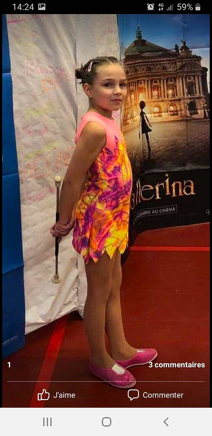 Sara a rejoint le concours — aidez-le/la à gagner de superbes lots ! clothing, cocktail_dress, day_dress, dress, electric_blue, entertainment, event, fashion, fashion_design, fashion_model, flooring, happy, human_leg, magenta, one_piece_garment, person, pink, sandal, street_fashion, thigh