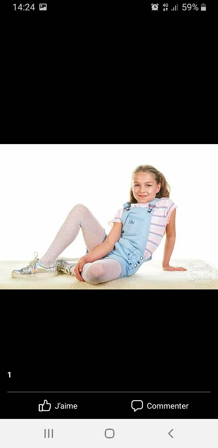 Sara a rejoint le concours — aidez-le/la à gagner de superbes lots ! comfort, denim, fashion_design, flash_photography, foot, fun, happy, human_leg, joy, knee, leisure, magenta, pattern, person, portrait_photography, shorts, sitting, sleeve, smile, t_shirt