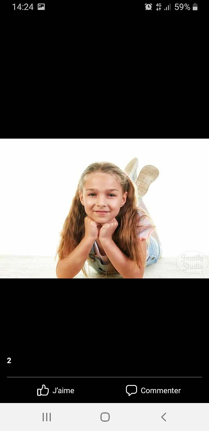 Sara participe au concours pour gagner de l'argent avec cette photo : audio_equipment, blond, brown_hair, eyelash, fashion_accessory, finger, flash_photography, fun, gadget, gesture, happy, jewellery, joy, laugh, layered_hair, lip, person, portrait_photography, sitting, skin