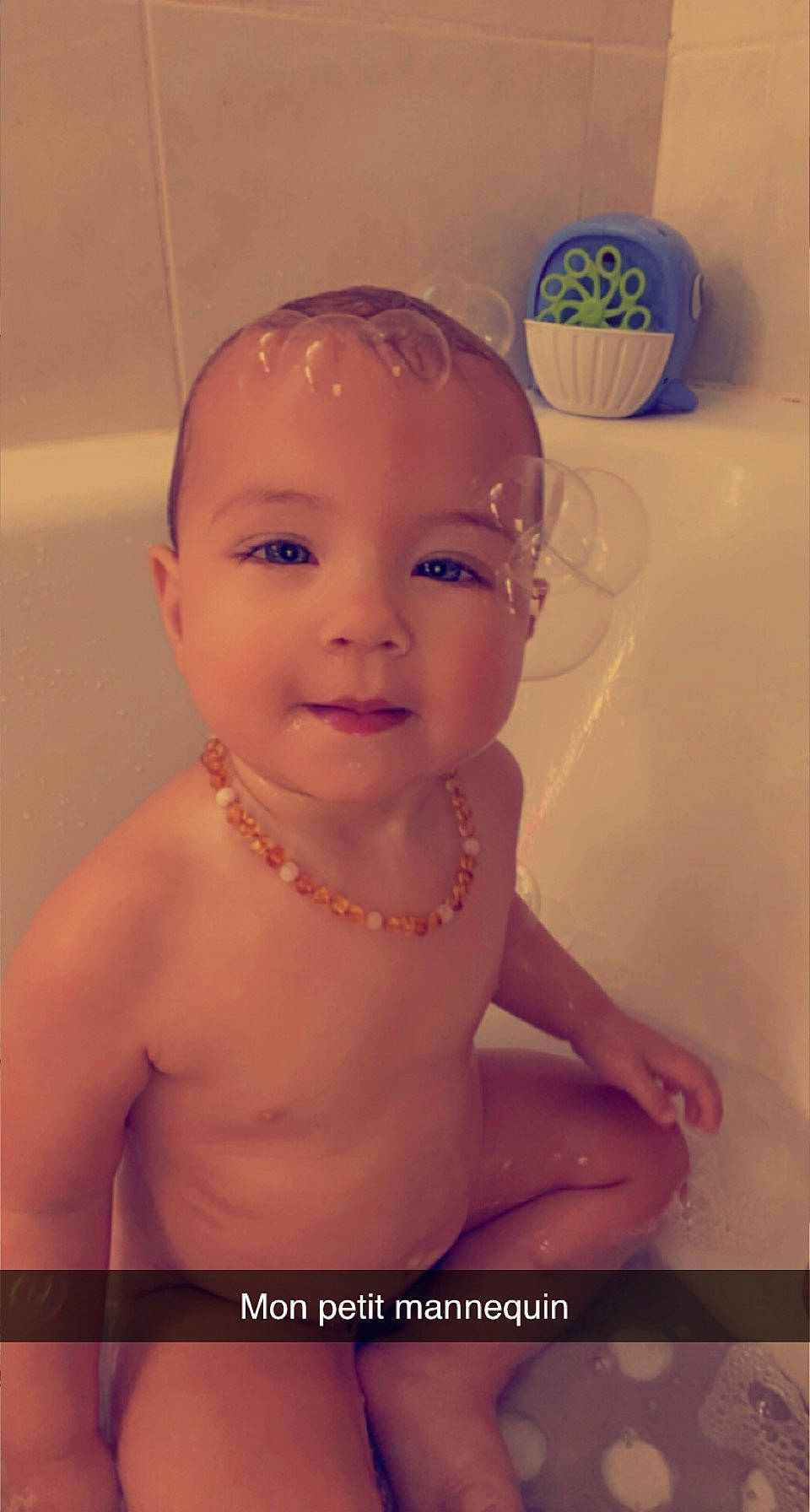 Arya participe au concours pour gagner de l'argent avec cette photo : baby_bathing, bathing, bathroom, bathtub, cheek, chest, chin, fluid, human_body, jaw, lip, liquid, nose, person, personal_care, plumbing, skin, smile, toddler, trunk