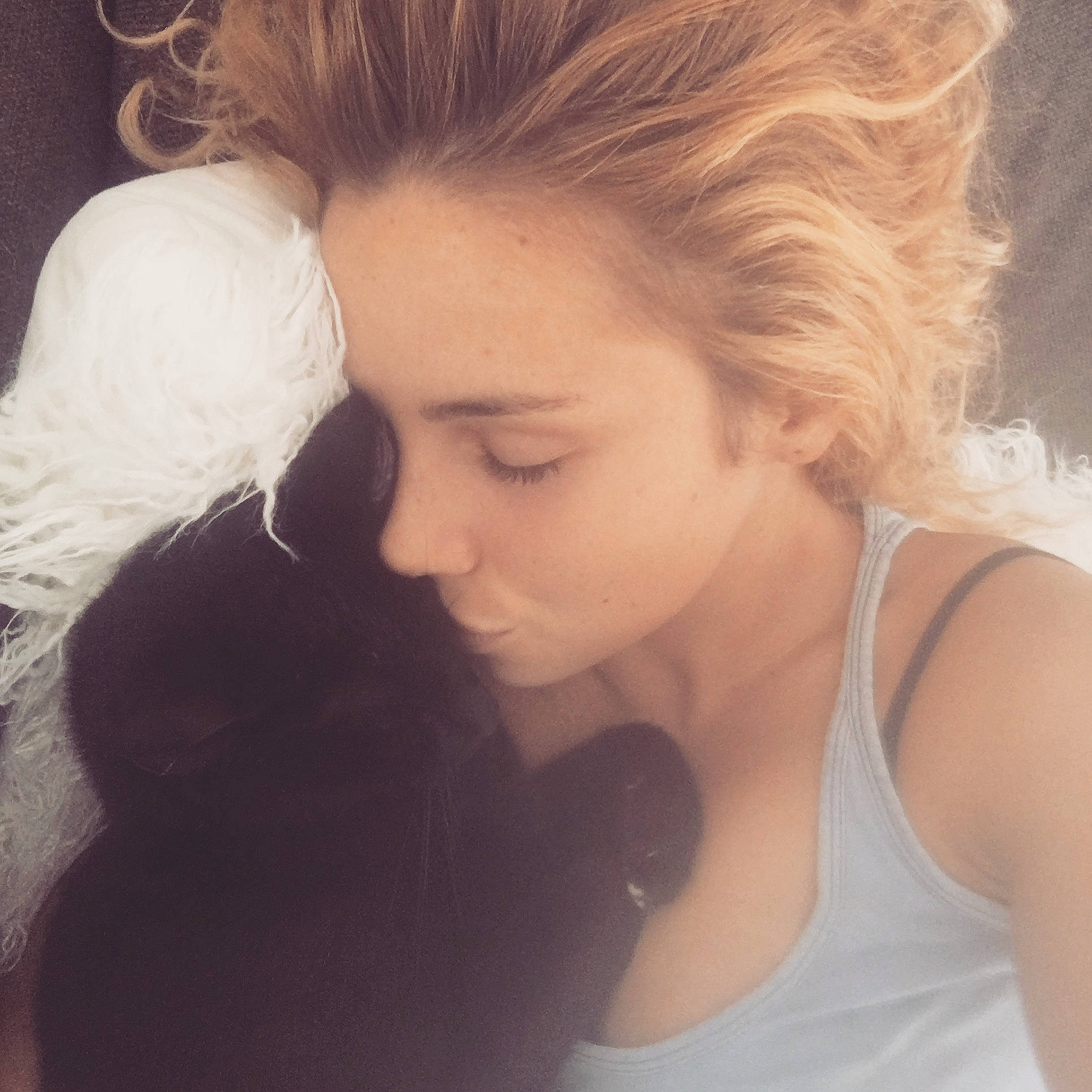 Crapouille a rejoint le concours — aidez-le/la à gagner de superbes lots ! blond, brown_hair, cheek, chin, ear, eyebrow, eyelash, forehead, fur, girl, hair, human_hair_color, jaw, lip, long_hair, neck, nose, person, selfie, smile