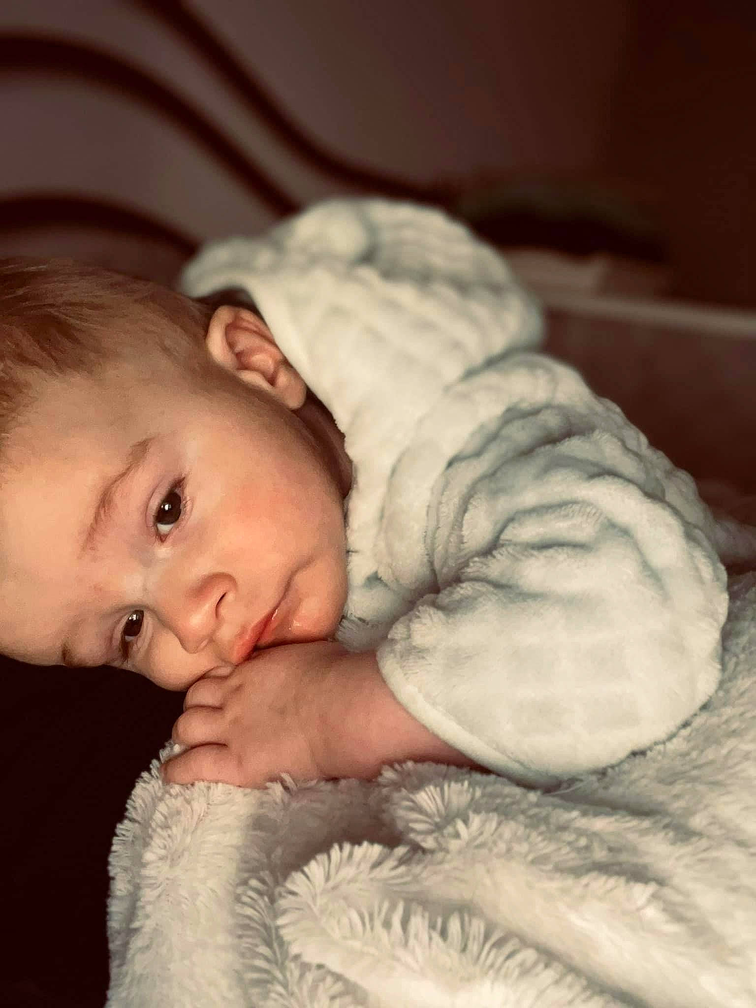 James-lee a rejoint le concours — aidez-le/la à gagner de superbes lots ! baby, baby_toddler_clothing, cheek, child, comfort, flash_photography, fur, head, headgear, iris, no_expression, nose, person, portrait_photography, sitting, skin, sleeve, toddler, wood, wool