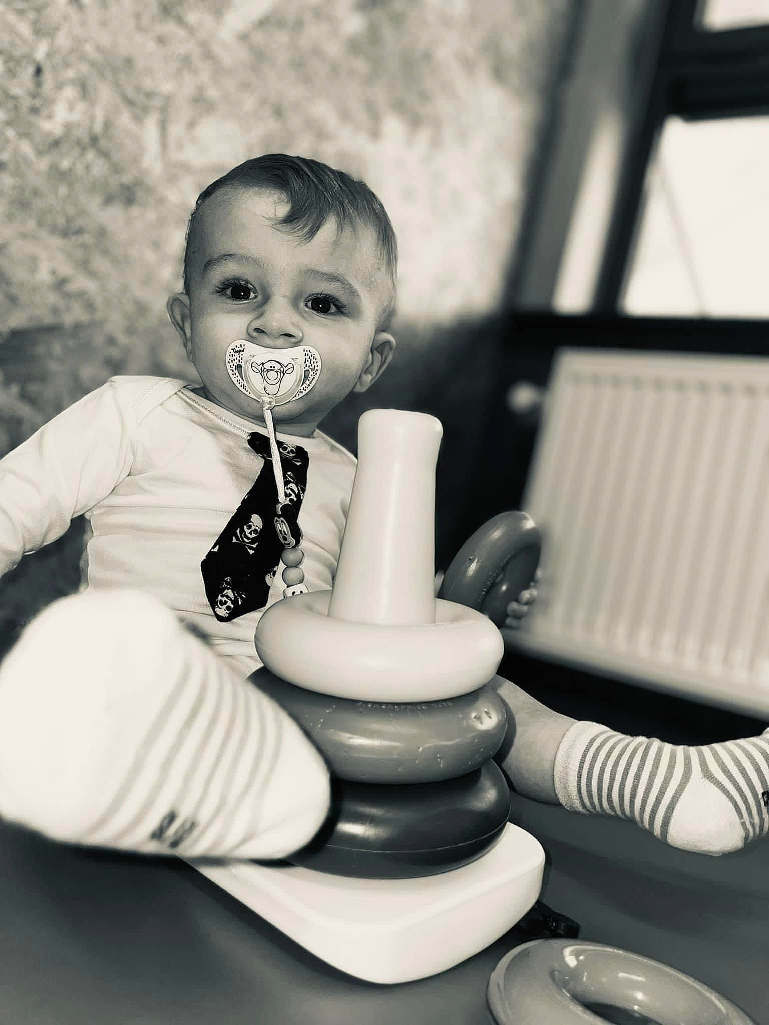 James-lee participe au concours pour gagner de l'argent avec cette photo : baby, black_and_white, board_game, child, cool, eye, facial_expression, flash_photography, fun, happy, indoor_games_and_sports, monochrome, monochrome_photography, person, recreation, sitting, standing, stock_photography, style, table