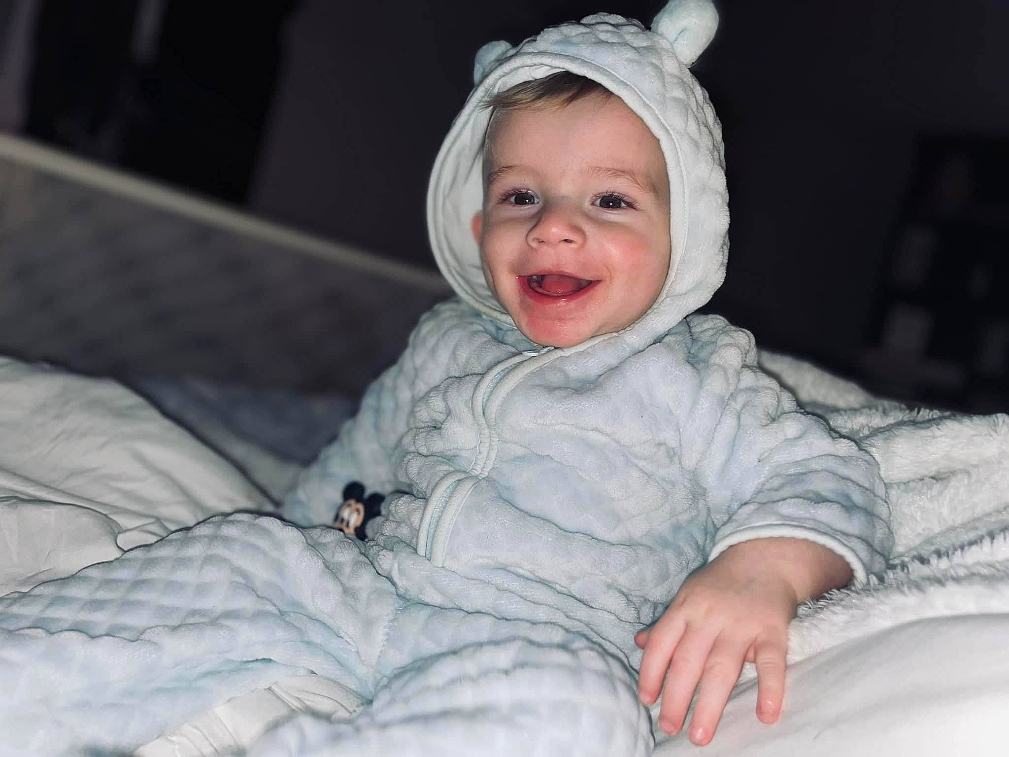 James-lee a rejoint le concours — aidez-le/la à gagner de superbes lots ! baby, baby_toddler_clothing, cheek, child, comfort, eye, face, flash_photography, fun, happy, head, headwear, human_body, iris, joy, nose, outerwear, person, skin, sleeve