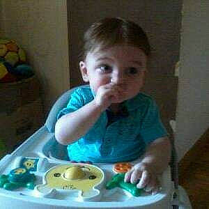 Esteban a rejoint le concours — aidez-le/la à gagner de superbes lots ! baby, baby_toddler_clothing, chair, child, comfort_food, dish, dishware, drinkware, eating, eye, food, food_craving, person, plate, serveware, sharing, sitting, t_shirt, table, tableware