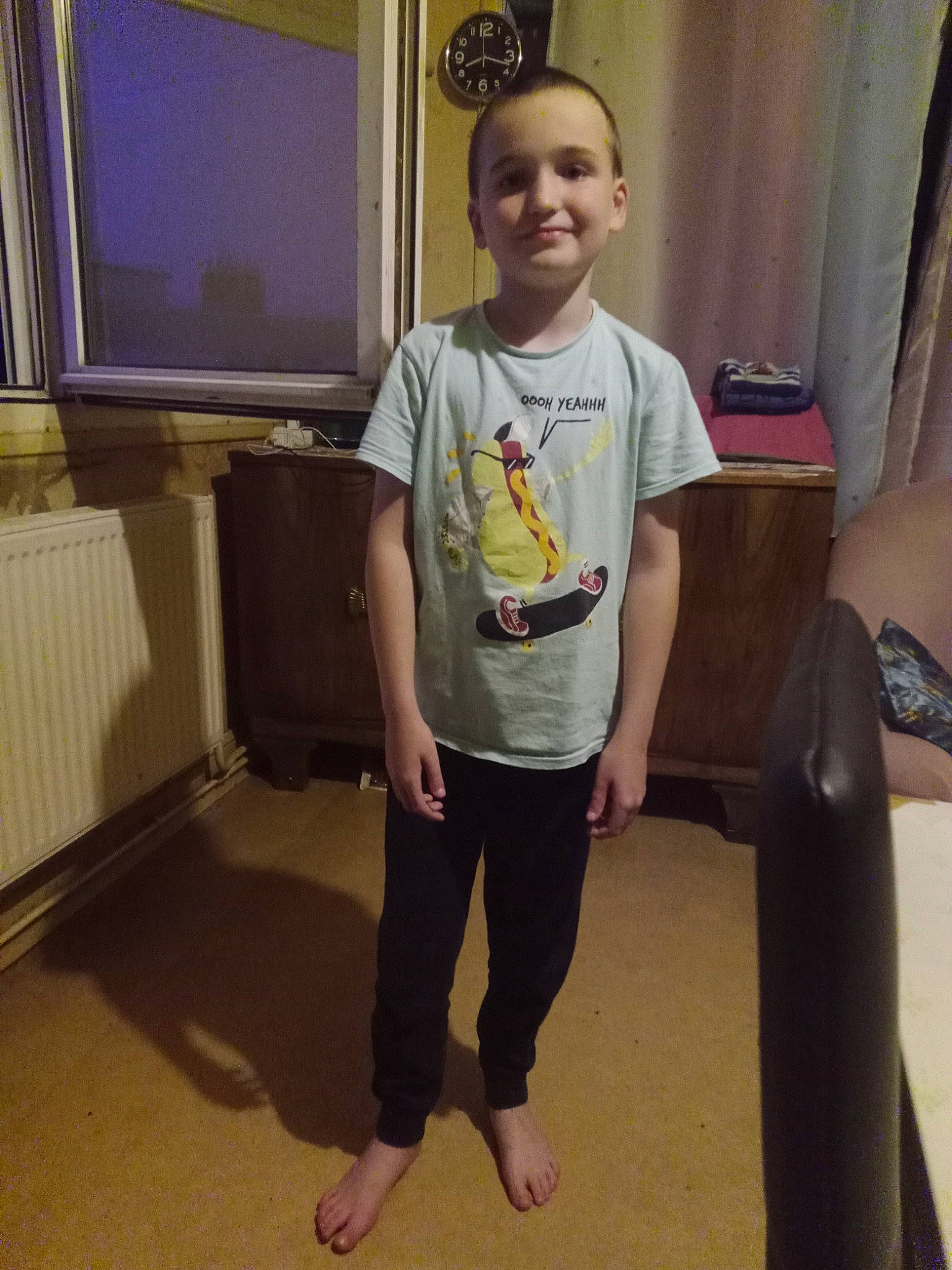 Esteban a rejoint le concours — aidez-le/la à gagner de superbes lots ! elbow, electronic_device, floor, flooring, hair, happy, human_leg, joint, joy, knee, leg, person, sleeve, smile, sportswear, standing, t_shirt, television, thigh, toddler