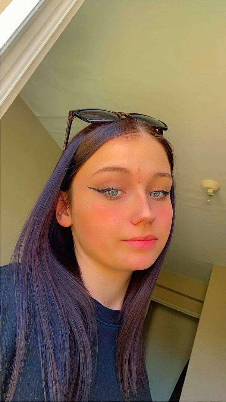 Amélia participe au concours pour gagner de l'argent avec cette photo : black_hair, cheek, chin, ear, earrings, eyebrow, eyelash, eyewear, flash_photography, forehead, headgear, jacket, jaw, layered_hair, lip, makeover, neck, outerwear, person, shoulder