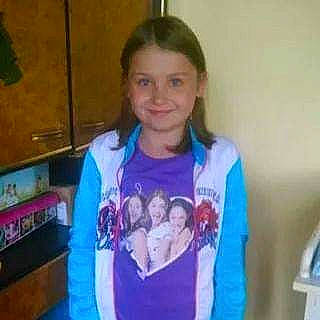 Amélia a rejoint le concours — aidez-le/la à gagner de superbes lots ! blurred, chest, child, door, electric_blue, event, fun, hair, hair_coloring, happy, head, joy, long_hair, long_sleeved_t_shirt, magenta, pattern, person, room, sleeve, smile