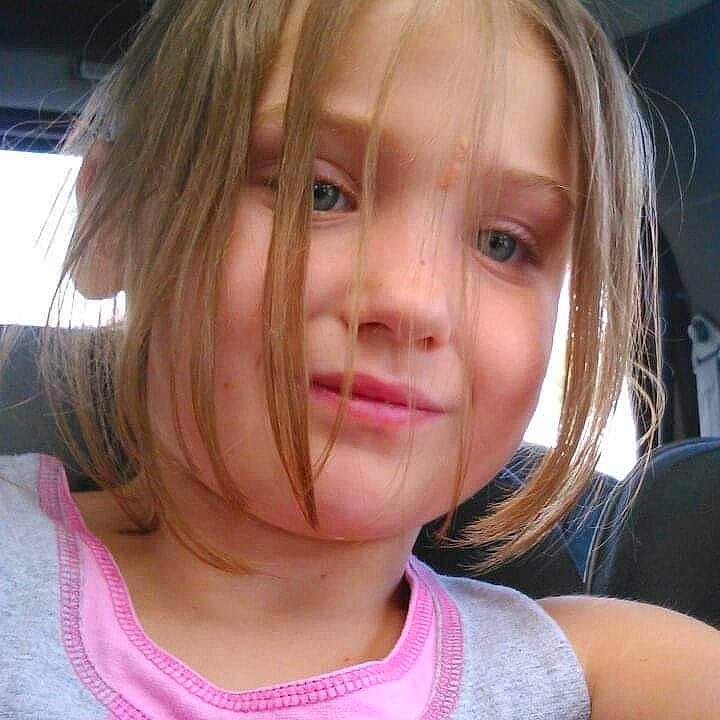 Amélia a rejoint le concours — aidez-le/la à gagner de superbes lots ! bangs, cheek, chin, ear, eyebrow, eyelash, fun, happy, iris, jaw, layered_hair, lip, mouth, neck, nose, person, pink, skin, smile, toddler