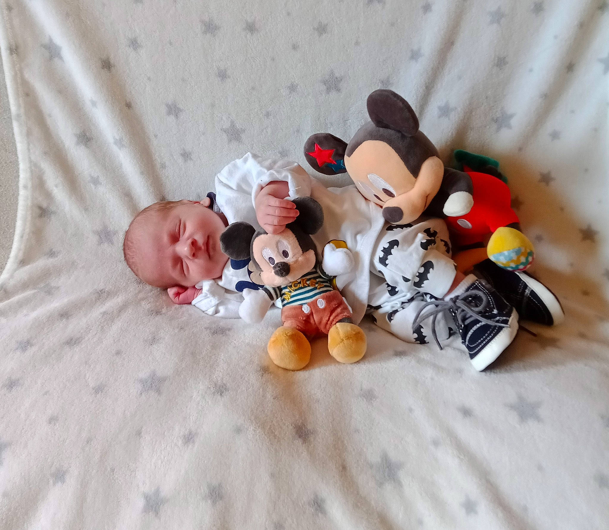 Liam participe au concours pour gagner de l'argent avec cette photo : baby, baby_products, baby_toys, bed, bedding, carmine, child, comfort, fashion_accessory, font, foot, linens, person, plastic, still_life_photography, stuffed_toy, toddler, toy, wood