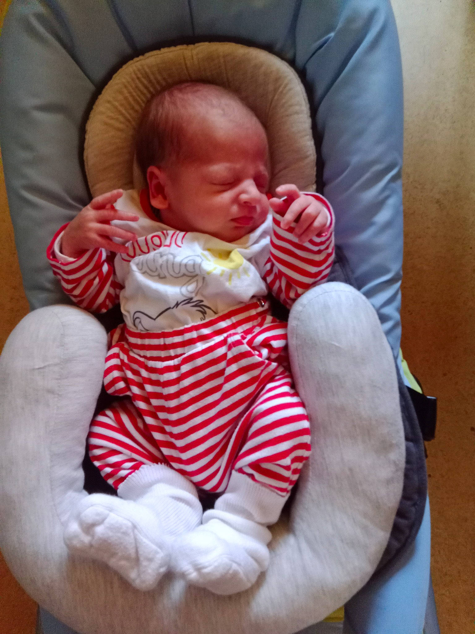 Liam a rejoint le concours — aidez-le/la à gagner de superbes lots ! baby, baby_products, baby_sleeping, baby_toddler_clothing, carmine, cheek, child, comfort, elbow, knee, lap, linens, mouth, nail, person, product, sitting, sleeve, thigh, thumb