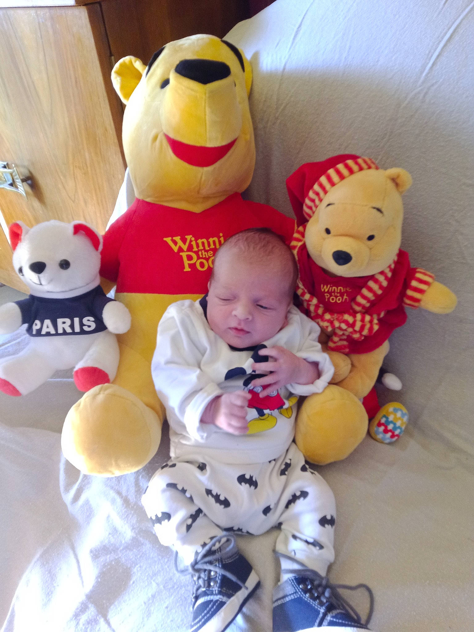 Liam participe au concours pour gagner de l'argent avec cette photo : baby, baby_toddler_clothing, child, comfort, facial_expression, happy, mammal, people, person, photograph, product, room, smile, snapshot, stuffed_toy, textile, toy, vertebrate, white, wood