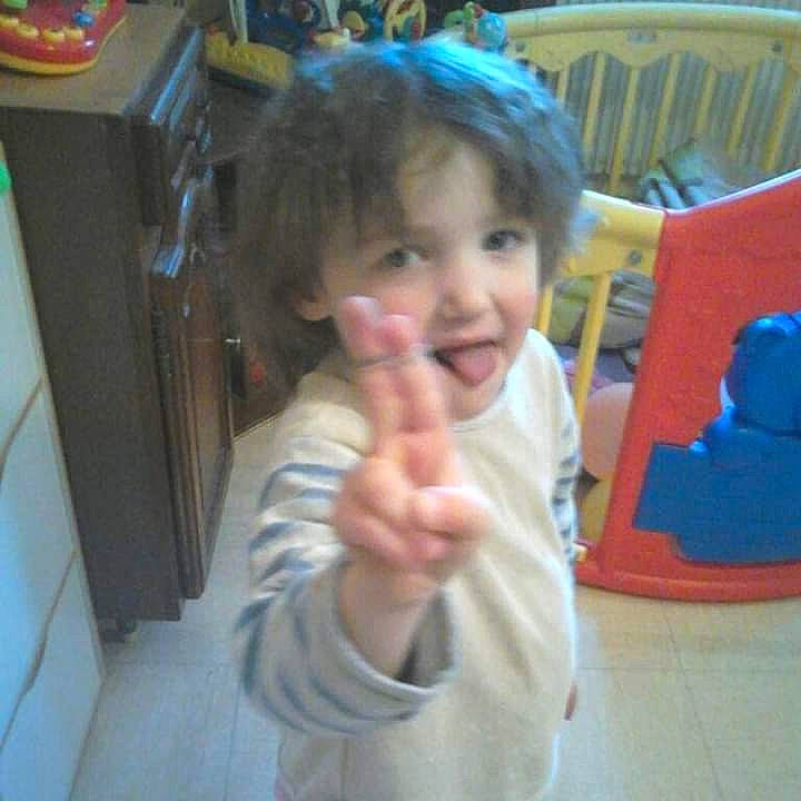 Maëlys participe au concours pour gagner de l'argent avec cette photo : chair, cheek, child, eyebrow, finger, floor, flooring, fun, furniture, gesture, happy, mouth, nose, person, sleeve, smile, standing, table, thumb, toddler