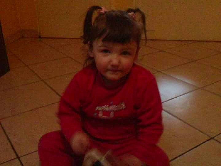 Maëlys a rejoint le concours — aidez-le/la à gagner de superbes lots ! baby, baby_toddler_clothing, cheek, child, ear, floor, flooring, fun, hair, hardwood, head, iris, mouth, neck, nose, person, skin, sleeve, smile, toddler