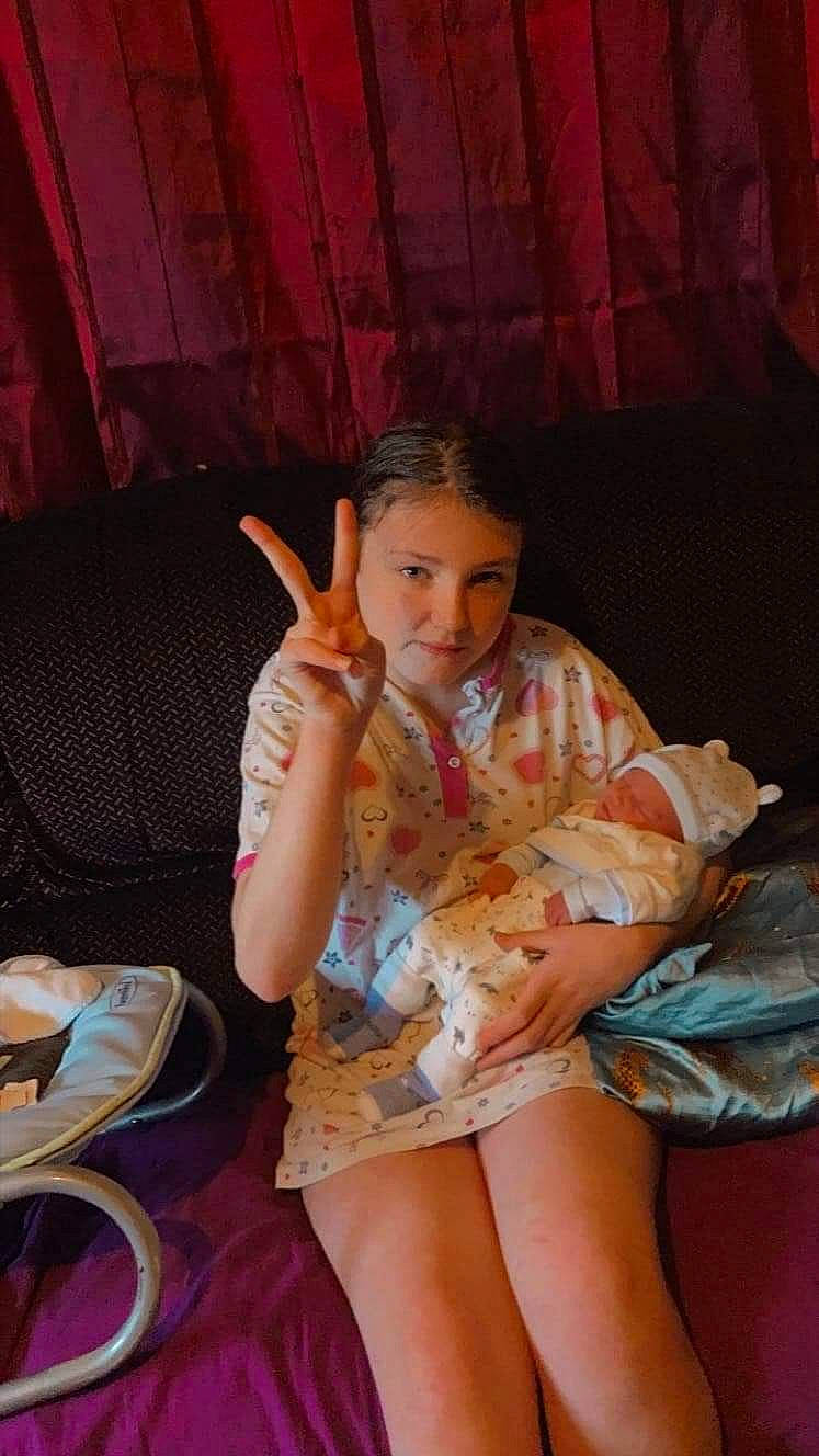 Maëlys a rejoint le concours — aidez-le/la à gagner de superbes lots ! abdomen, chair, child, fun, happy, human_leg, joy, lap, leg, mouth, person, plate, room, shorts, sitting, skin, smile, tableware, thigh, toddler