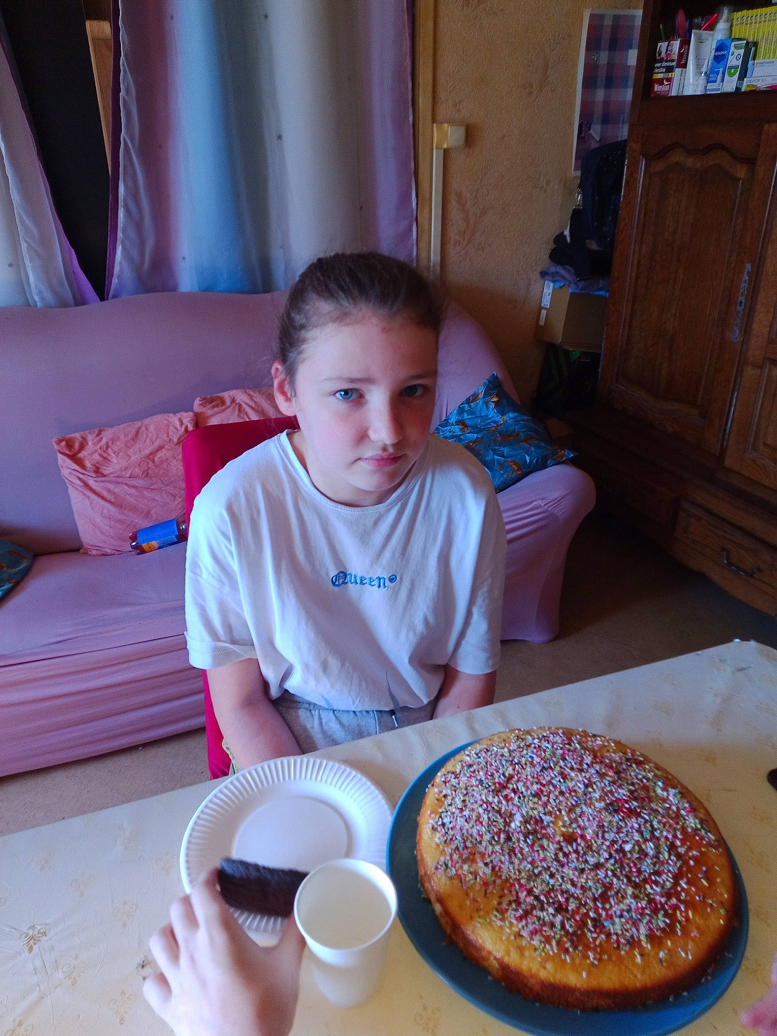 Maëlys a rejoint le concours — aidez-le/la à gagner de superbes lots ! baked_goods, blue, bun, cabinetry, cake, chair, cooking, cuisine, dish, fast_food, finger_food, food, furniture, gluten, ingredient, person, plate, recipe, serveware, table