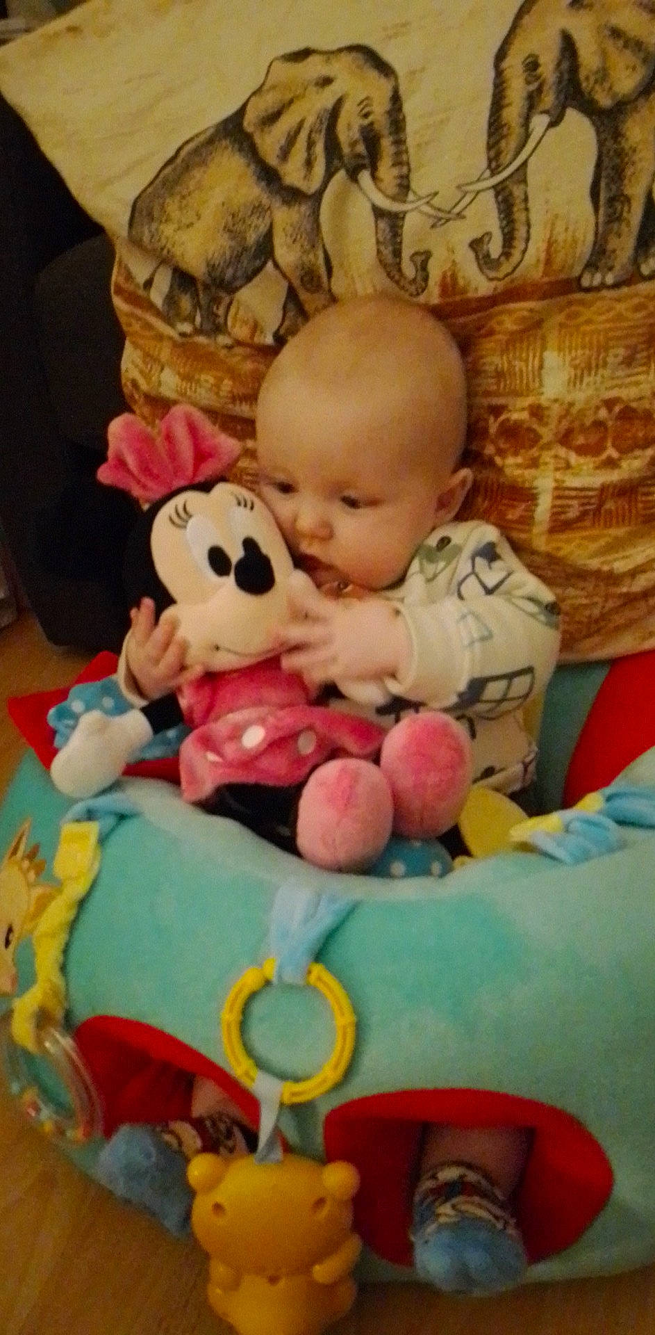 Lucas participe au concours pour gagner de l'argent avec cette photo : baby, baby_products, cake, cake_decorating, cake_decorating_supply, cheek, child, comfort, doll, event, happy, linens, person, plush, sitting, stuffed_toy, sugar_cake, teddy_bear, toddler, toy